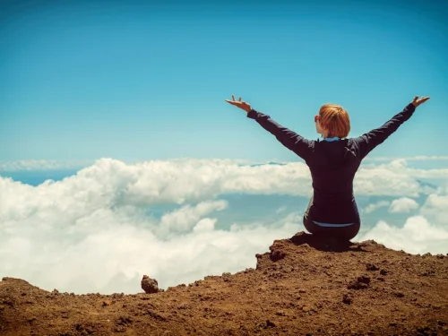 Rüyada Ölen Annenin Eşyalarını Dağıtmak