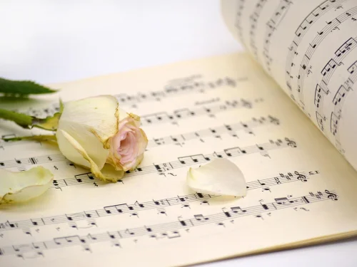 Rüyada Ölen Annenin Kucağına Oturmak