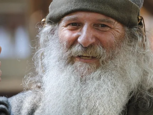 Rüyada Ölmüş Annesinin Yüzünü Öpmek