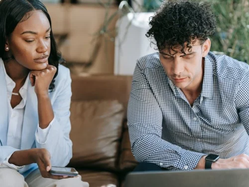 Rüyada Ölmüş Anneye Gül Vermek