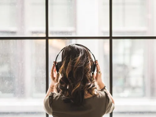 Rüyada Ölmüş Birinin Canlı Elini Öpmek