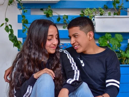 Rüyada Ölmüş Birinin Komşunun Elini Öpmek