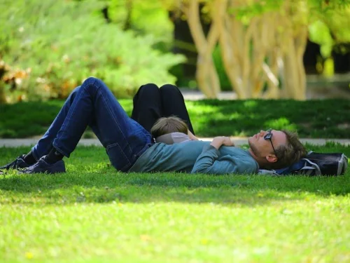 Rüyada Ölmüş Biriyle Parti Vermek