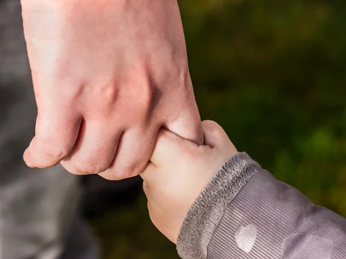 Rüyada Ölmüş İnsanın Elini Tutmak