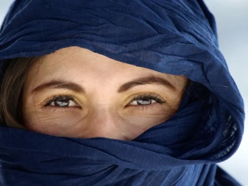 Rüyada Ölmüş Olan Annenin Elini Öpmek