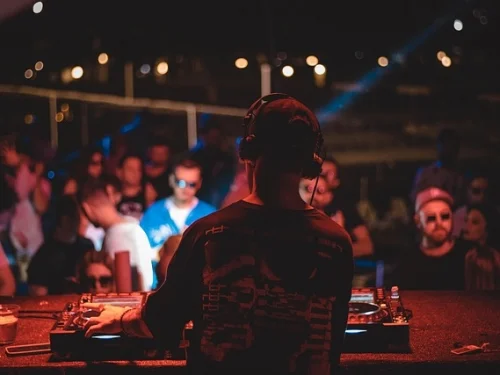 Rüyada Ölüye Kapı Açmak