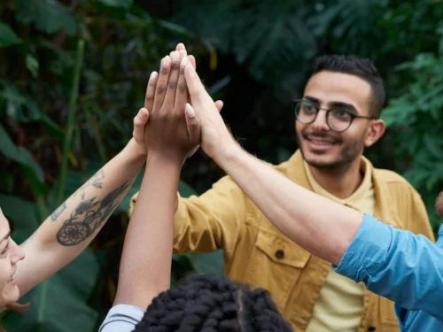 Rüyada Ölüyle Beraber Gülmek