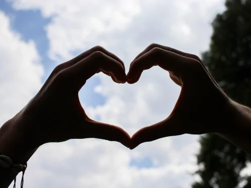 Rüyada Ölüyü Taşlamak